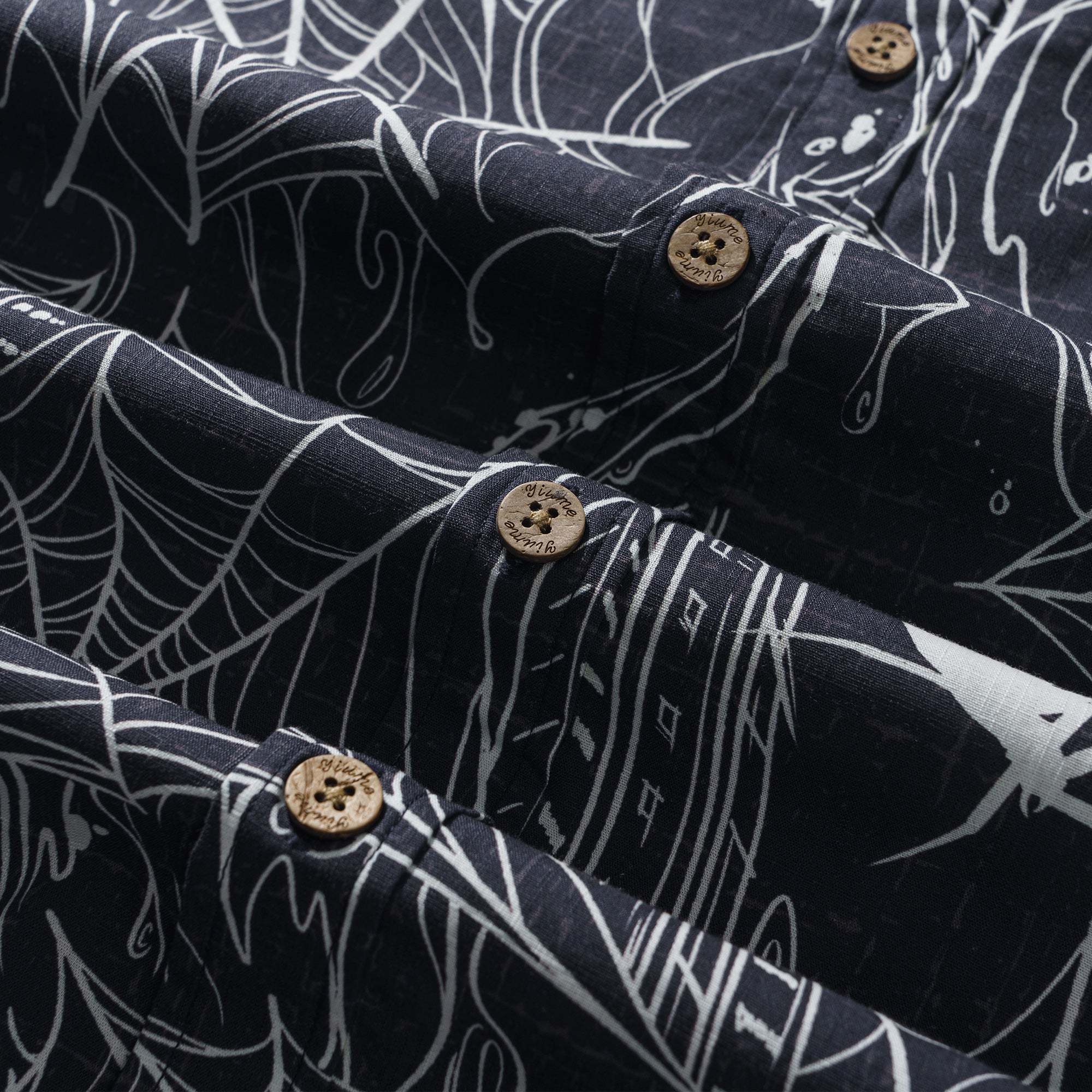 Halloween Gift The Hidden Hunter in the City 100% Cotton Men's Short Sleeve Button-down Shirt Aloha Hawaiian